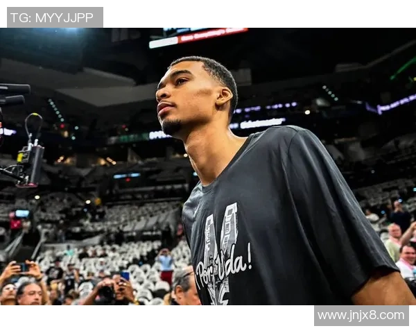 文班亚马首战震撼全场砍下40分引爆热搜 NBA新星登场即成为焦点